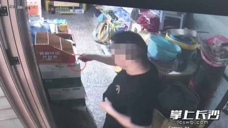 監(jiān)控視頻記錄了超市男主人將煙頭放在紙箱上的過(guò)程